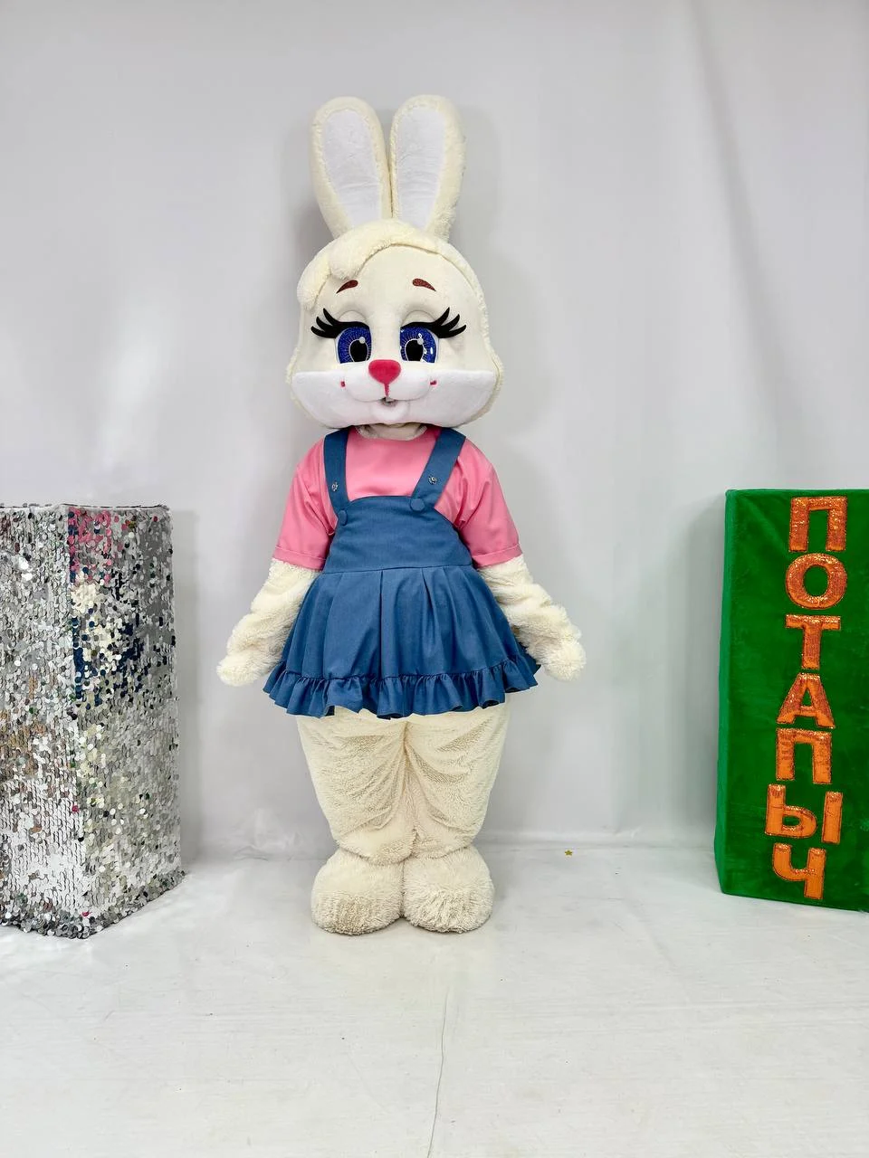 Disfraces de mascota para caminar publicitarios de conejito, ropa, mascota de conejo blanco, vestido rosa y azul, desfile de moda para fiesta de Carnaval