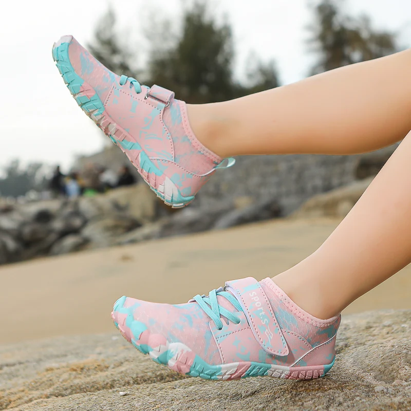 Nuevos zapatos de rastreo para niños, zapatos de playa para ocio al aire libre, zapatos de agua antideslizantes y transpirables con interferencias de velocidad
