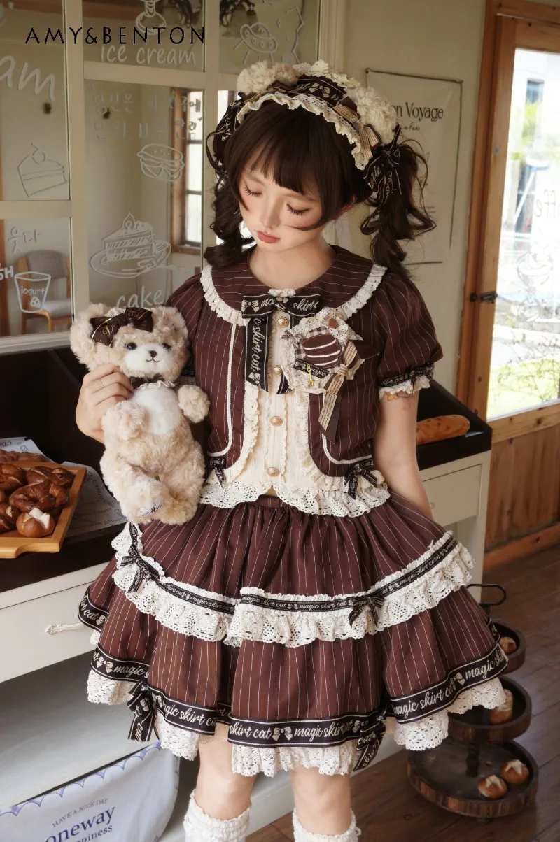 

Комплект из двух предметов в стиле Лолита: милая блузка с длинным рукавом и многослойная мини-юбка с пышными оборками, с бантом и воротником-стойкой.