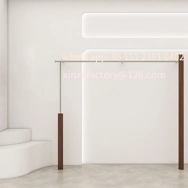 رف عرض متجر لبيع الملابس من خشب الجوز الصلب قابل للتخصيص من الأرض إلى السقف، شماعات جدارية من الفولاذ المقاوم للصدأ