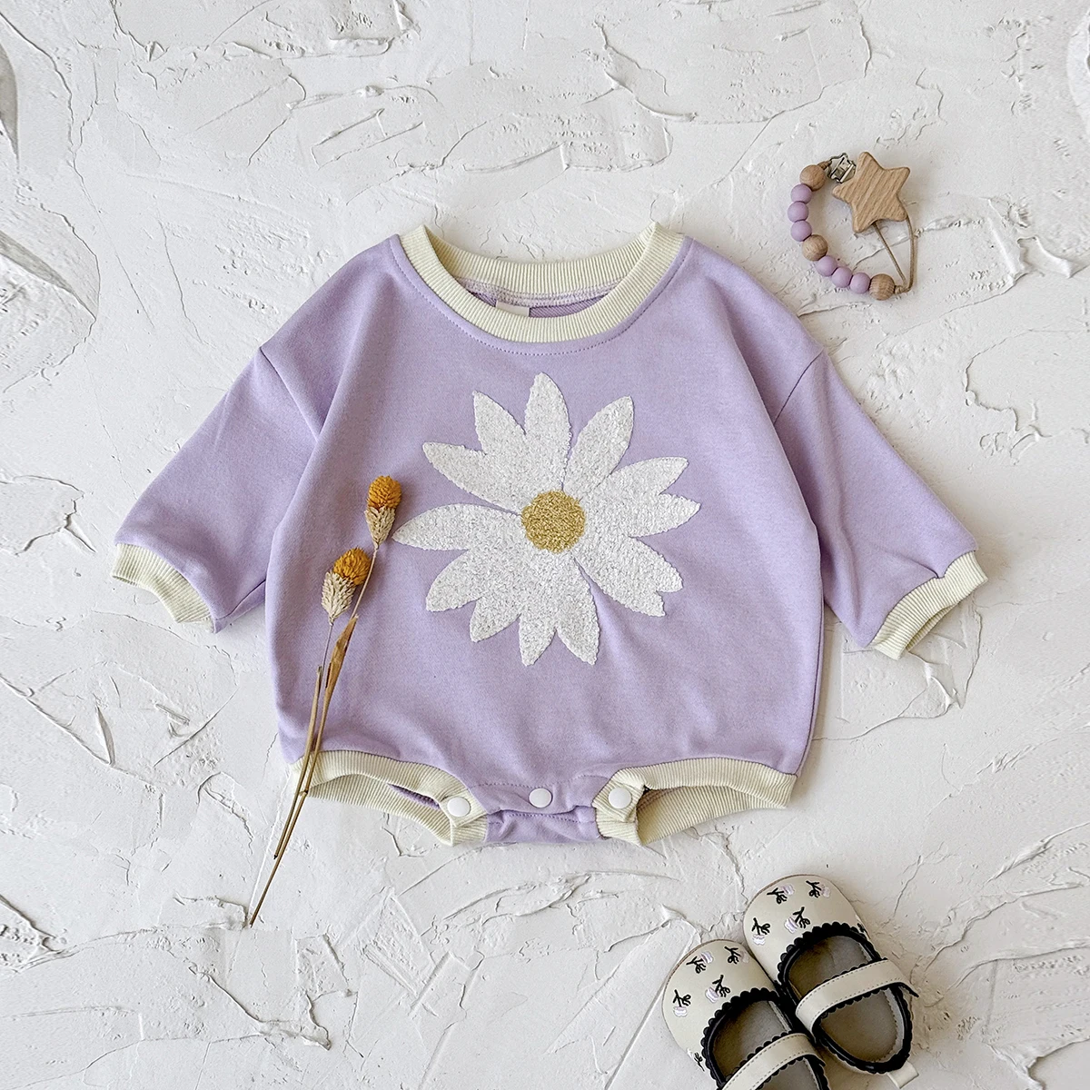 Baby-Strampler mit Hasen- und Gänseblümchen-Aufnäher, langärmeliger Body mit Rundhalsausschnitt für Kleinkinder, ideal für Frühling und Herbst, lockerer Sweatshirt-Strampler für Mädchen. – Detail 7