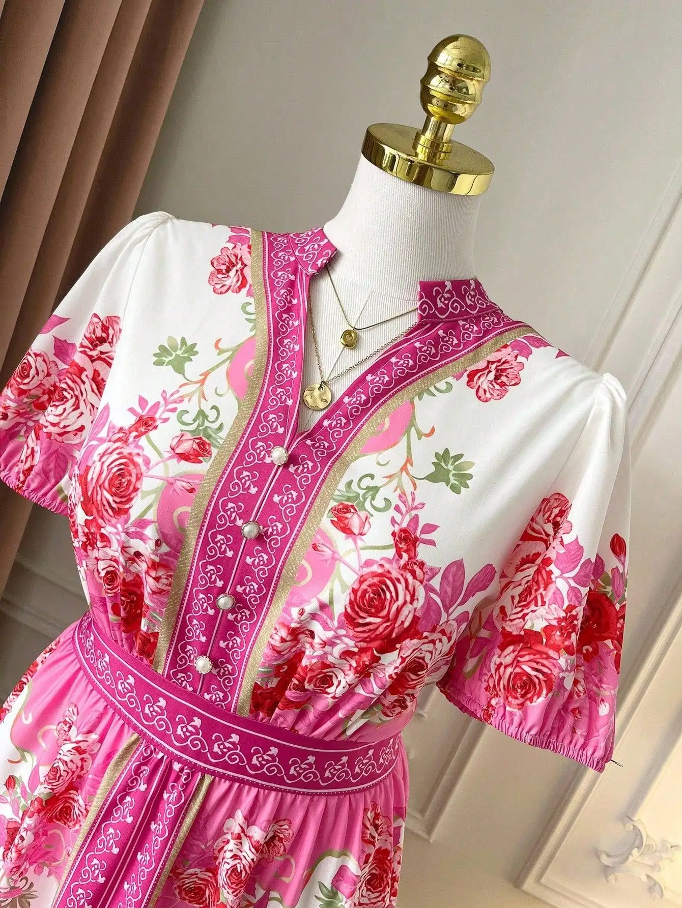 

Женское платье с цветочным принтом, воротником-стойкой и пышными рукавами для отпуска