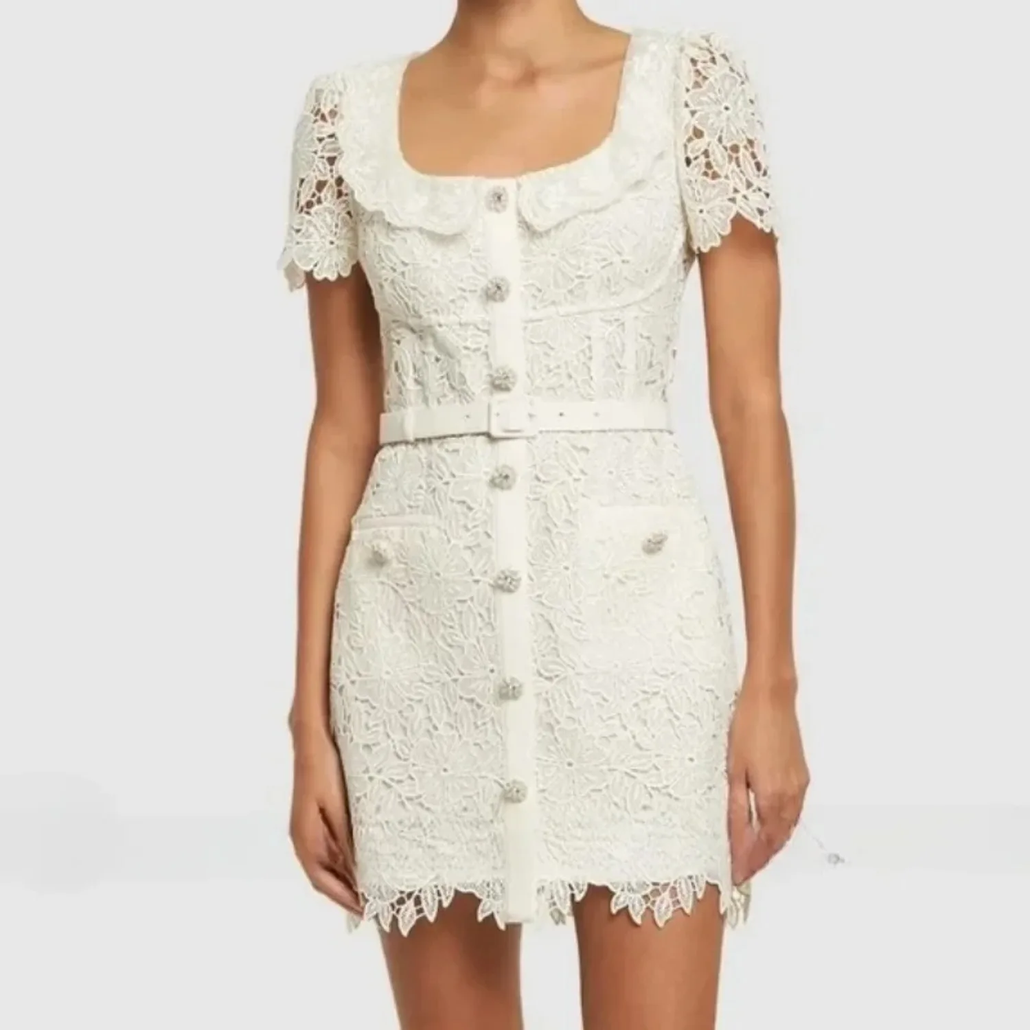 

Бежевое кружевное платье, облегающее женское платье с поясом, квадратным вырезом, элегантное платье с коротким рукавом, дизайн для подиума, праздничная одежда для женщин