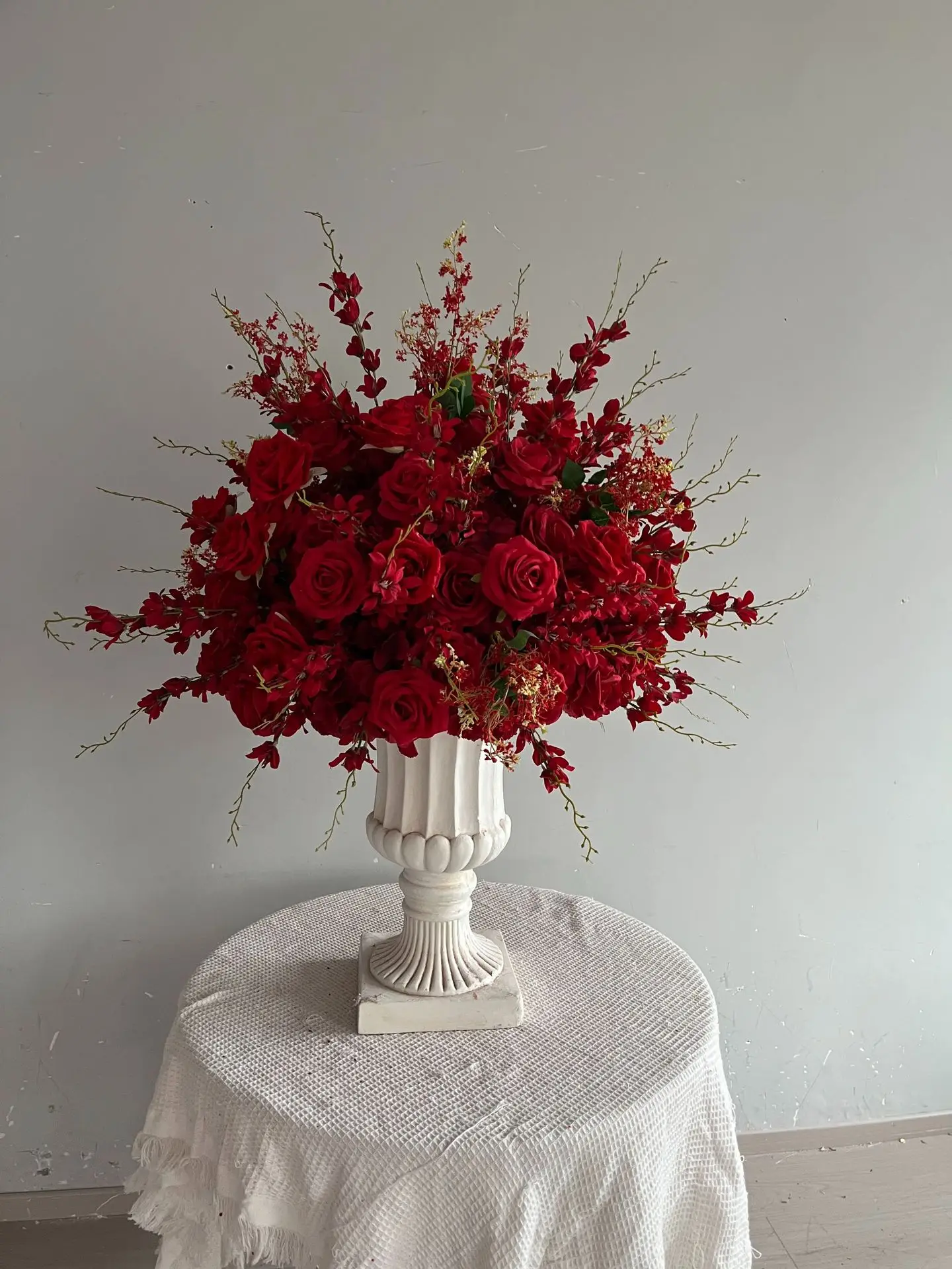 60cm Rote Jasmin-Kunstblumenkugel, Hochzeitsbühnen-Mittelstück, Künstliche Blumensphäre, Schaufensterdekoration, Event-Party-Großhandel – Detail 3