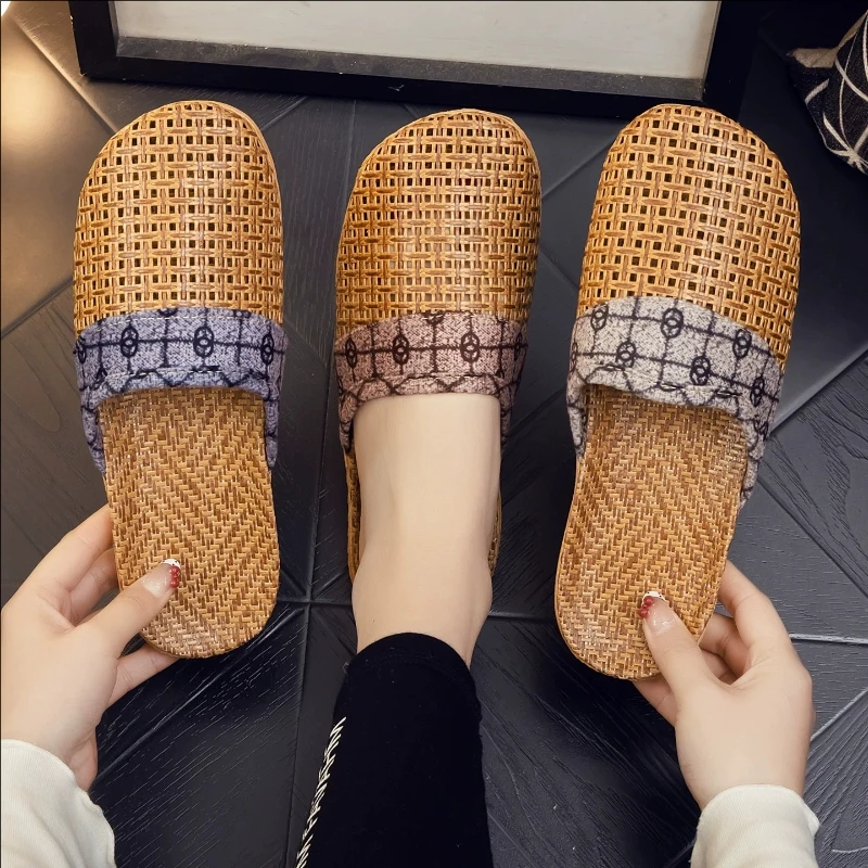 A pair of linen slippers, woven summer breathable rattan mat-style flat-bottomed men's indoor cool shoes for spring.