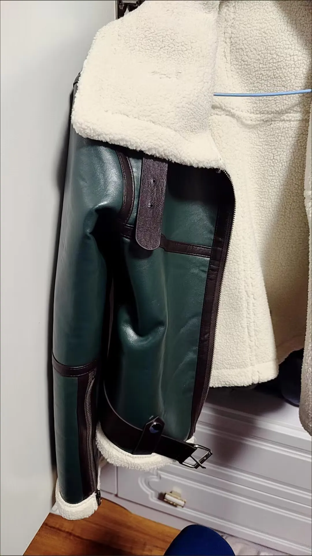 سترة قصيرة سميكة متكاملة من الجلد والفراء لشتاء المرأة 2025 سترة بدلة دراجة نارية جديدة خضراء مرقعة كبيرة التلبيب