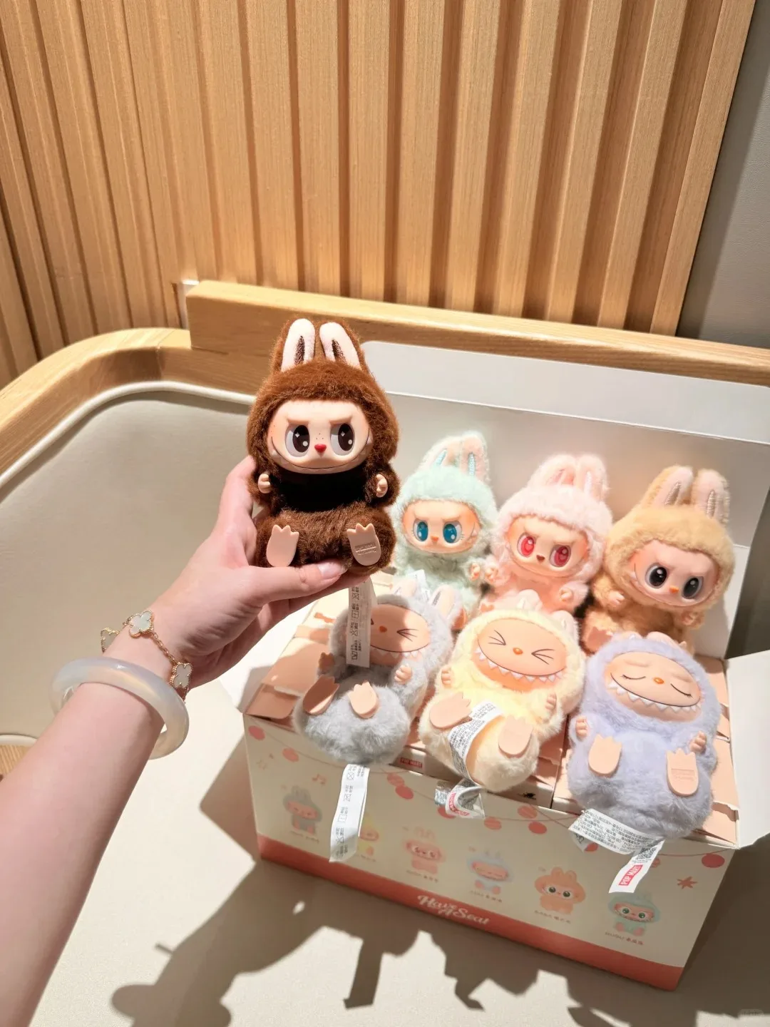 Portachiavi con ciondolo bambola serie 2.0 con faccia in vinile Macaron autentico Labubu Sitting Party Collezione The Monsters Regalo di Natale di compleanno per bambini