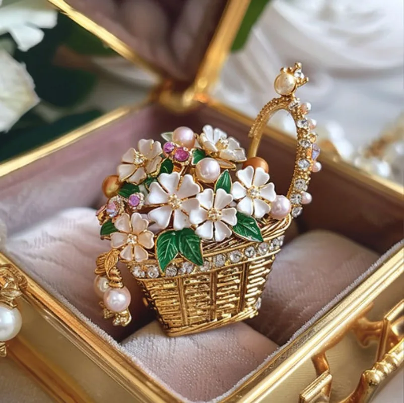Fashionable high-end floral basket brooch: Light luxury original design niche and personalized women's corsage brooch
