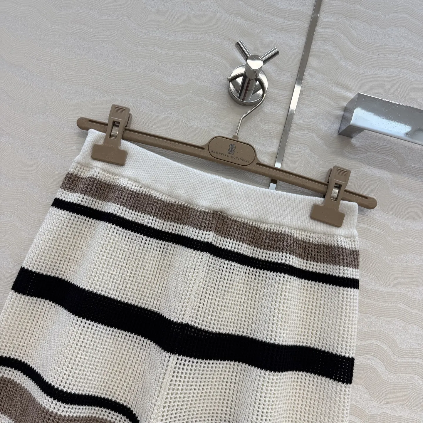 26 New color-blocked striped short pants. The stripes are open at the edges, paired with a simple color pure cotton yarn T-shirt