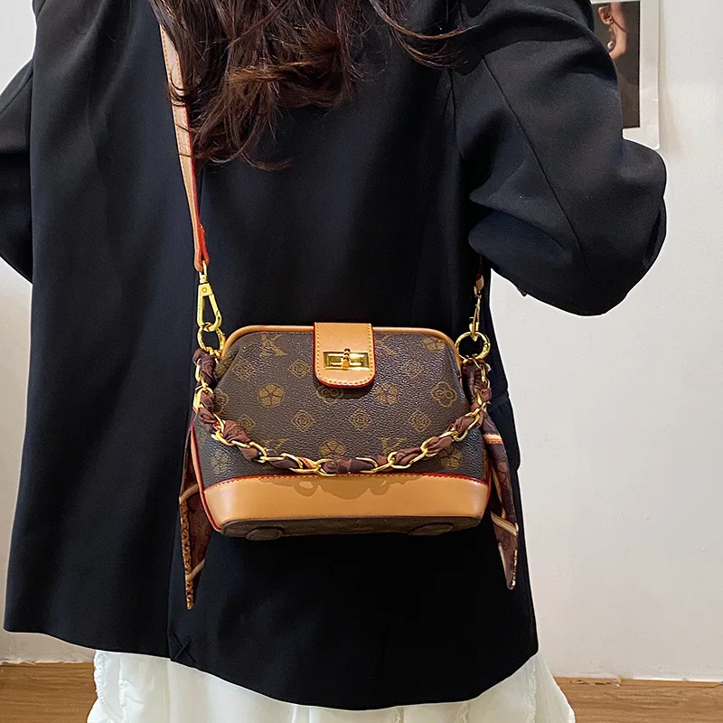 حقيبة كتف مستوحاة من الطراز العتيق لعام 2025، محفظة كروس متعددة الاتجاهات قابلة للتحويل للنساء، يوم من الجلد النباتي المنحوت