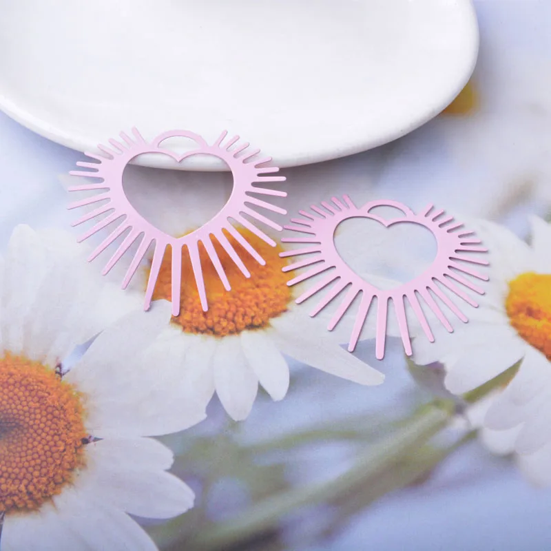 20 Stück AB8806 Messing-Schmuckanhänger in Hellgolden, Herz-Charms, fluoreszierendes Gelb, Anhänger für DIY-Schmuck, Ohrringe, Halsketten, Accessoires für Frauen – Detail 6