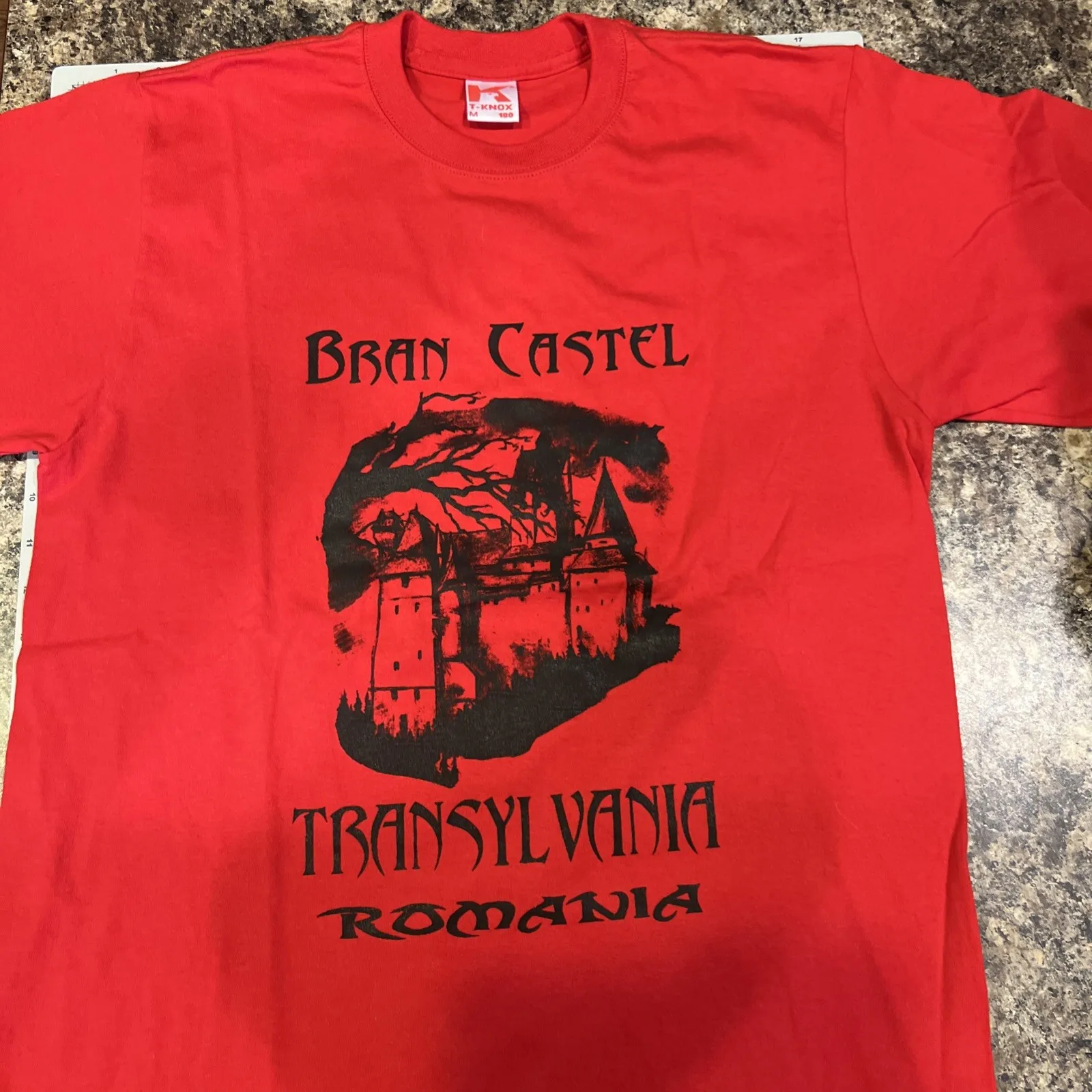 بران دراكولا كاسل ترانسيلفانيا رومانيا تذكارية جرافيك تي شيرت أحمر م ميد #1