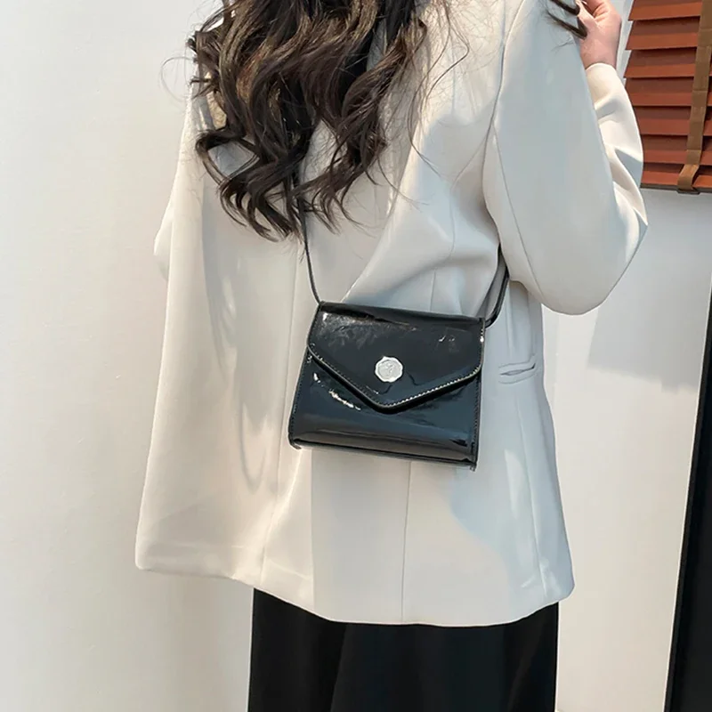 حقائب كتف جلدية لامعة براءات الاختراع للنساء 2025 الاتجاه محكم حقيبة مربعة صغيرة الإناث اليومية محفظة الهاتف عادية
