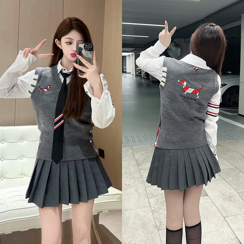 

Slimming V-Ne Svel Knitted Vest Embroidered College Sle Faionable Women's Top Four Bars Age-Defng Little Dog