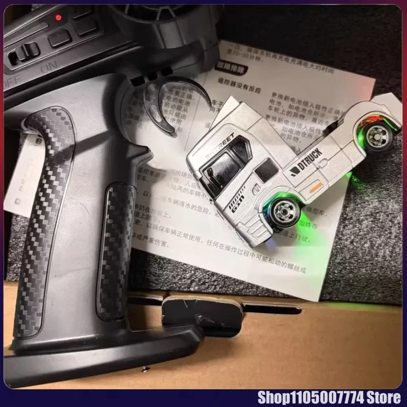 Mini Camion RC Drift 1/64 2.4G 4WD con Luci LED, Auto RC ad Alta Velocità 15KM/H, Giocattolo da Corsa per Divertimento Multiplayer, Regalo di Compleanno per Bambini