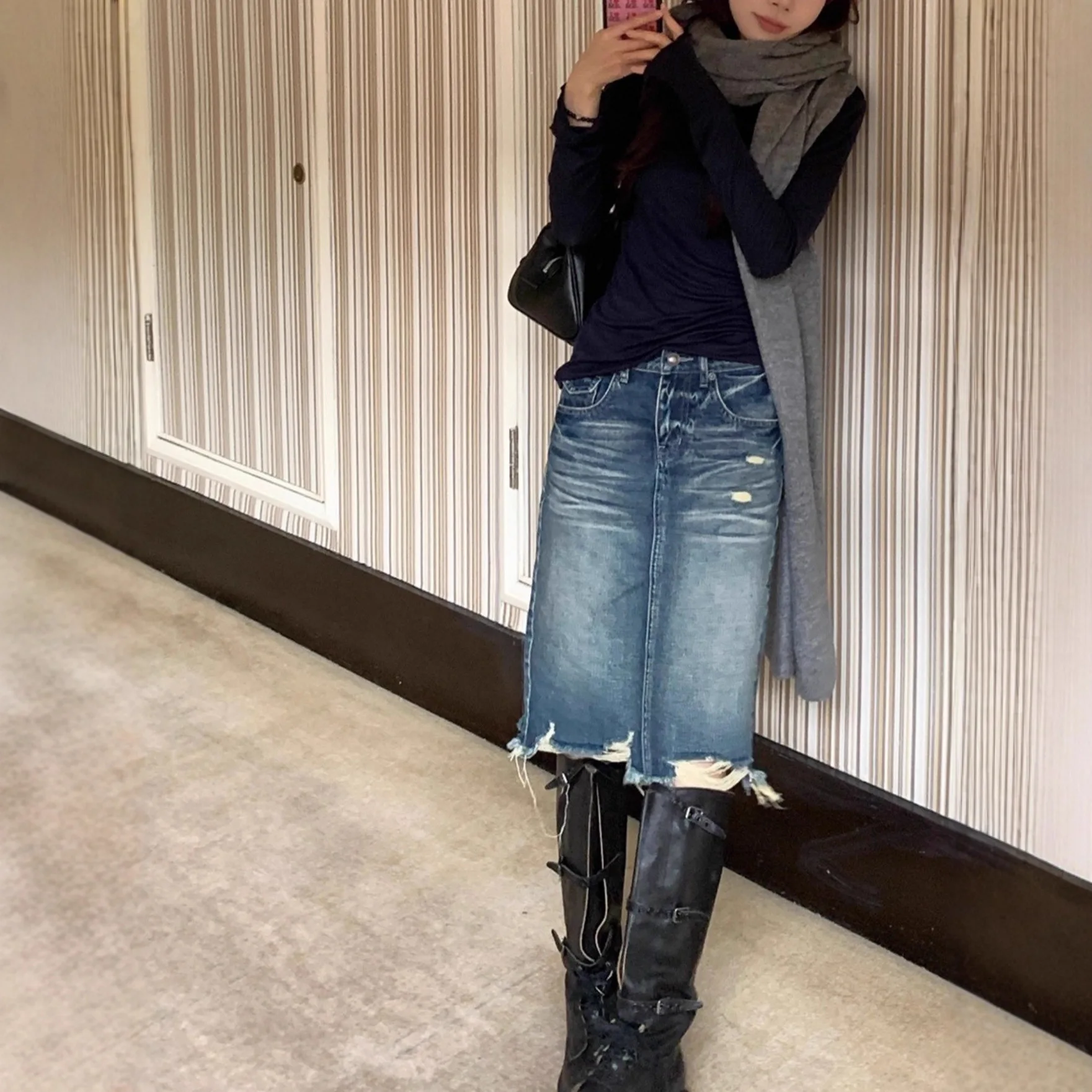 

Рваная джинсовая юбка средней длины 2025 года для женщин ранней осени, миниатюрная юбка трапециевидной формы на бедрах