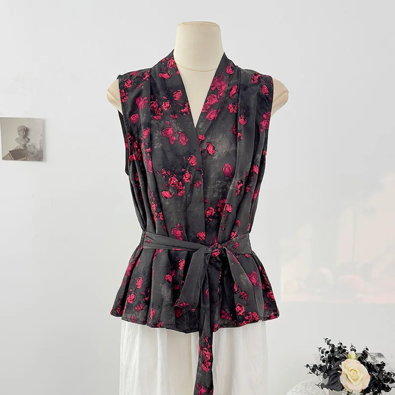 

Летний женский топ Gagaok Design Sense Niche 2026: плиссированная свободная блузка без рукавов с цветочным принтом, шнуровкой на талии и эффектом омоложения