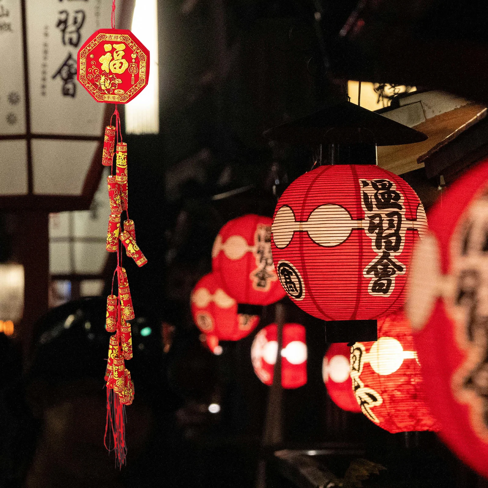 قطعتان من زينة السنة الصينية الجديدة المقلدة والحلي المحظوظة التقليدية مع شرابة لجدار مهرجان الربيع