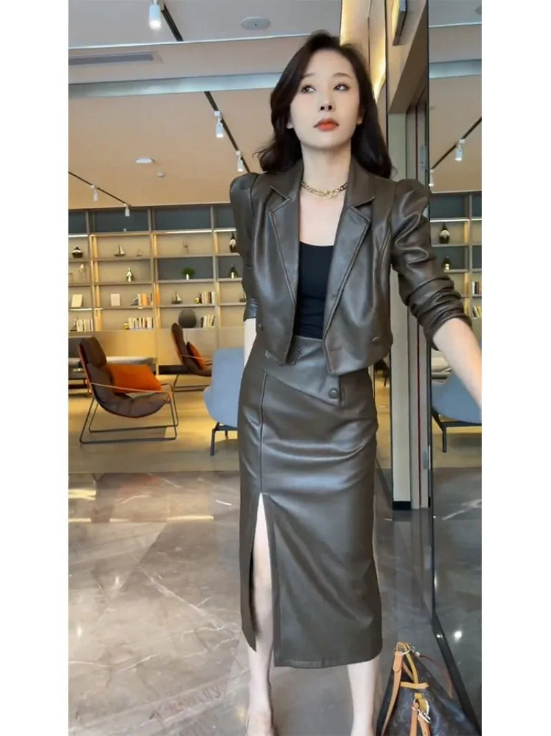 

Новая мода из искусственной кожи, женский костюм из двух предметов, осенний элитный элегантный короткий жакет с длинными рукавами + тонкая юбка с разрезом, элегантные комплекты