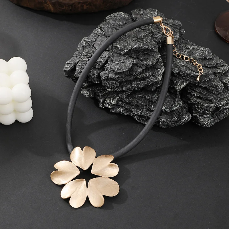 Liebe Design Geometrische Hohl Kurze Halsketten Damen High-end-Gefühl Schlüsselbein Kette Charming Schmuck Zubehör – Detail 5