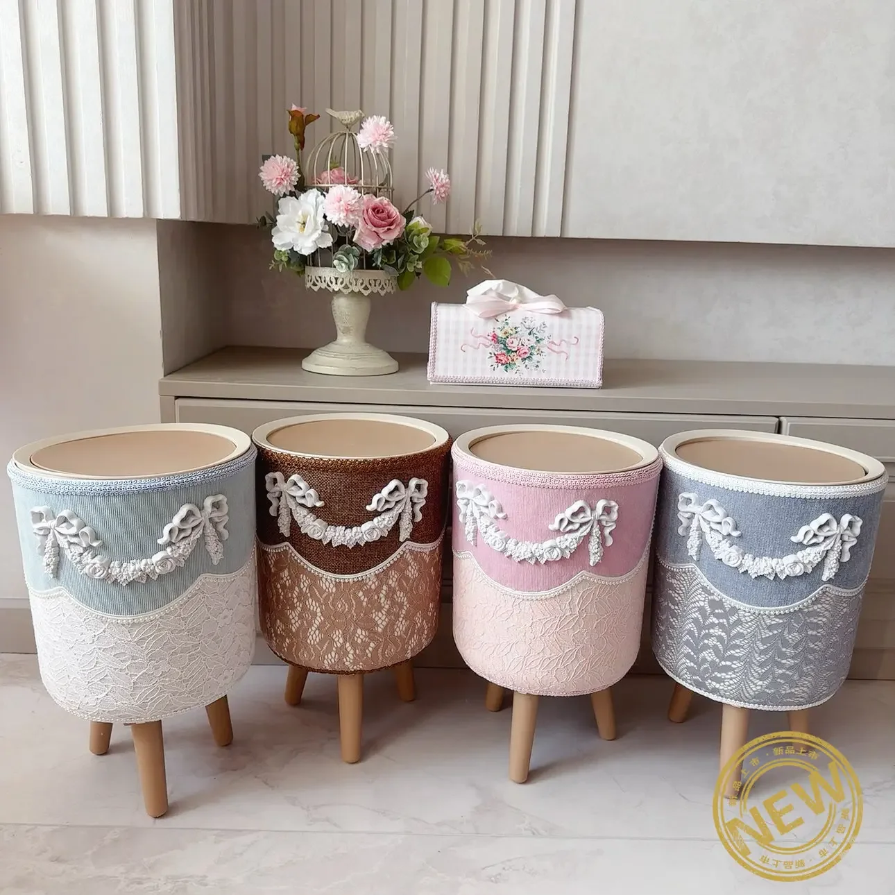 

Retro Lace Trash Bin Resin Embossed Flower Bucket Bathroom Trash Can Livingroom Dustbin Round High Foot Flip Cover Wastebasket