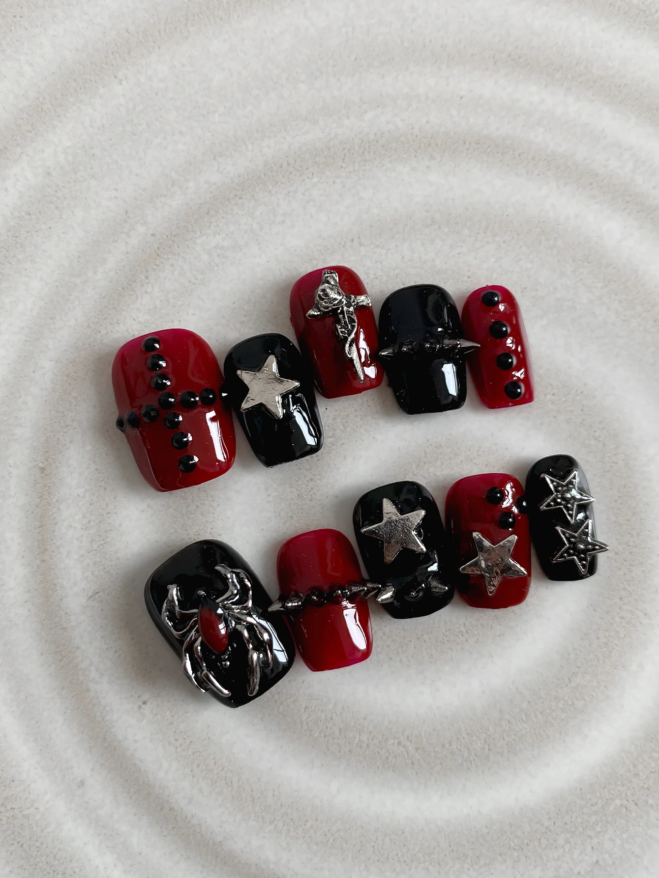 Gothic Spider Star Press On Nails, Red Black Fake Nails with Metal Charm, Punk Reusable False Nail Kit for Halloween Party