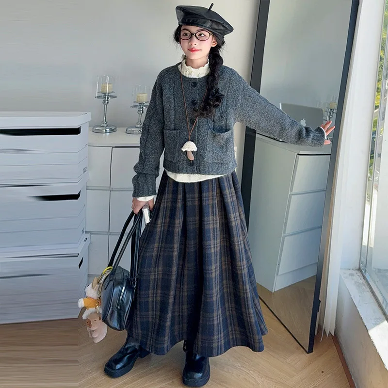 

Осенний комплект из 3 предметов для школьниц, водолазка, свитер + карман, вязаное пальто + клетчатая плиссированная юбка, костюмы для маленьких девочек, детский повседневный комплект для девочек