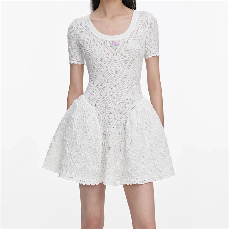 Vestido de punto casual de alta calidad, moderno y elegante, bordado a crochet, blanco, de manga corta, nuevo estilo de verano, falda de tul dulce con corte en A