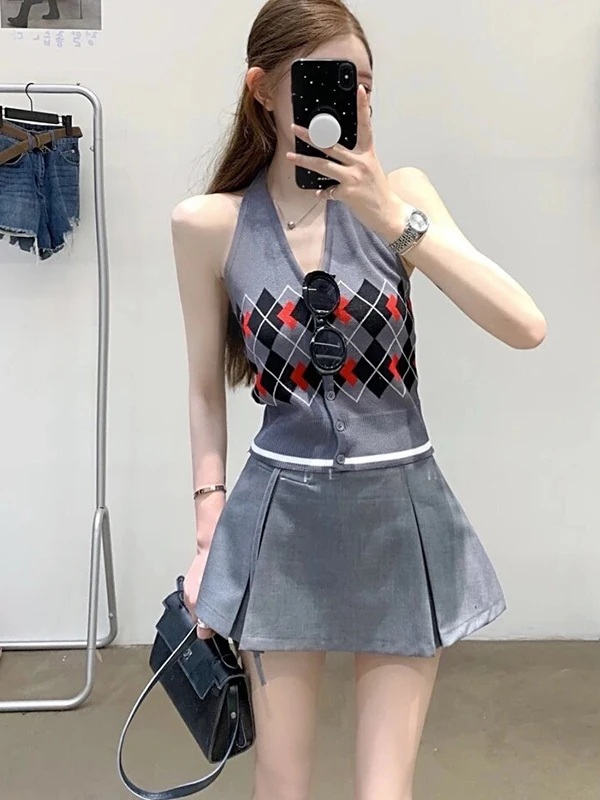 

Ретро-комплект из двух предметов: серый клетчатый топ-халтер и юбка А-силуэта с завышенной талией, летний облегающий комплект с юбкой средней длины