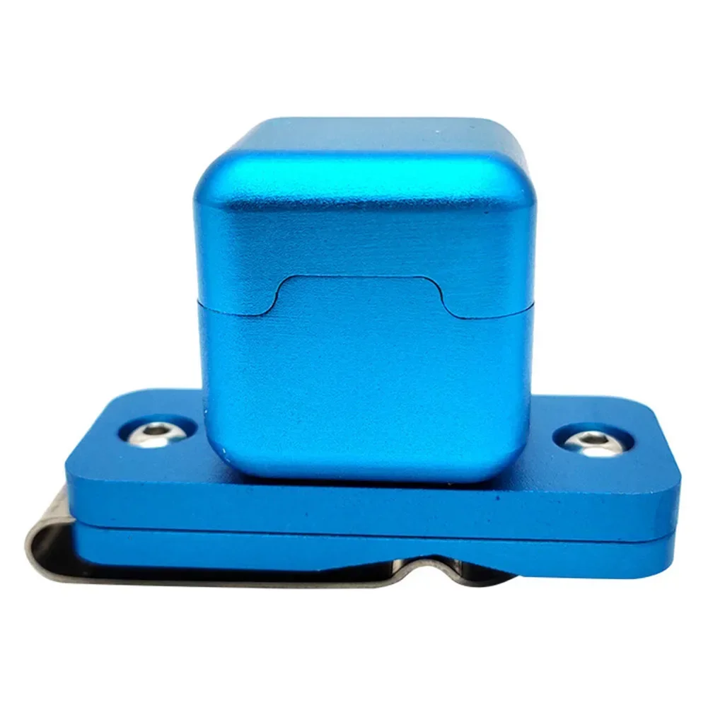 

Чехол для бильярдного мела из алюминиевого сплава. Магнитный держатель с зажимом. Удобное и стильное дополнение к настройке вашего бильярда.