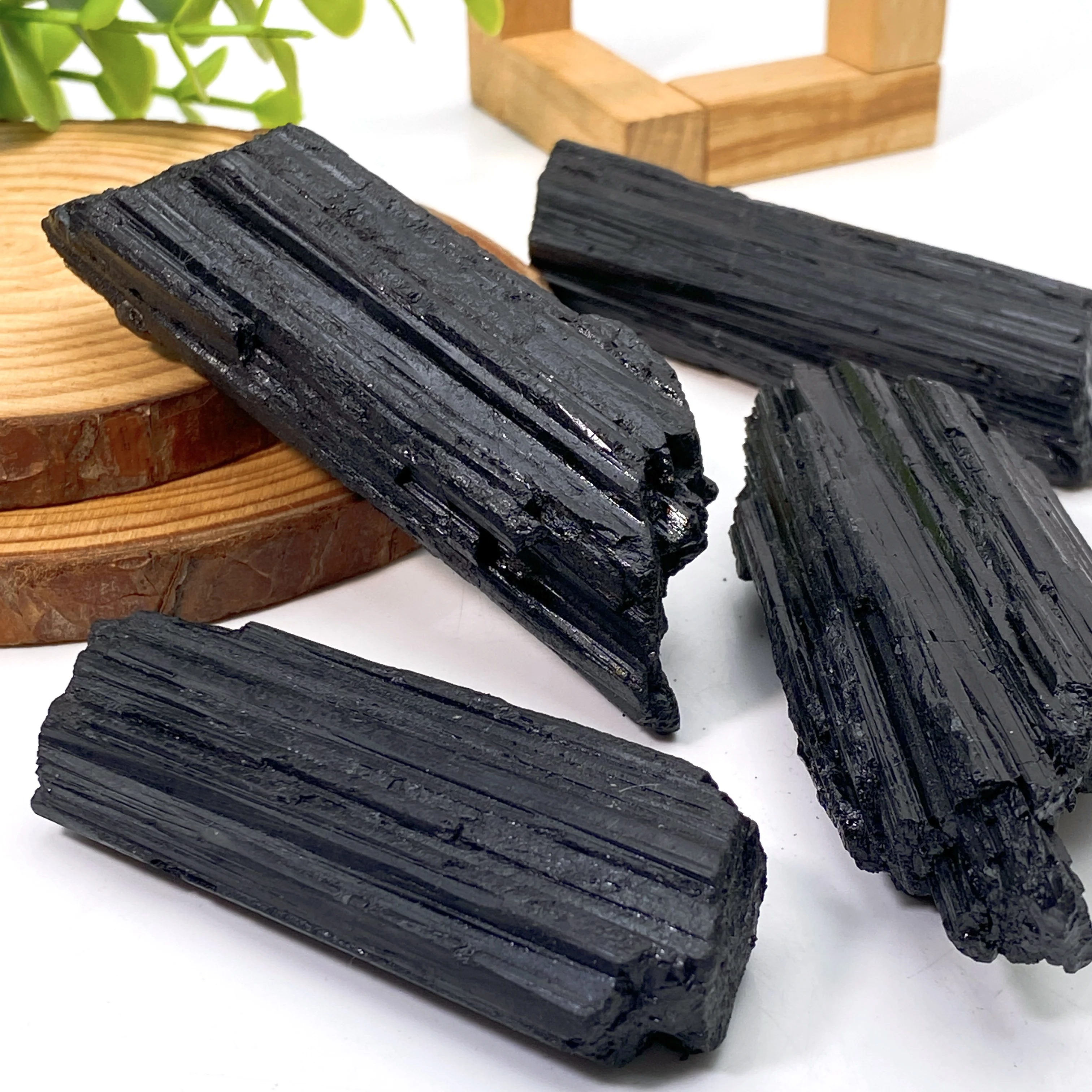 

Random 1PC Black Raw Stone,Mineral Crystal,Halloween Gift,Family And Friends Gift,Bookshelf Desktop Decorations,DIY Ornaments.