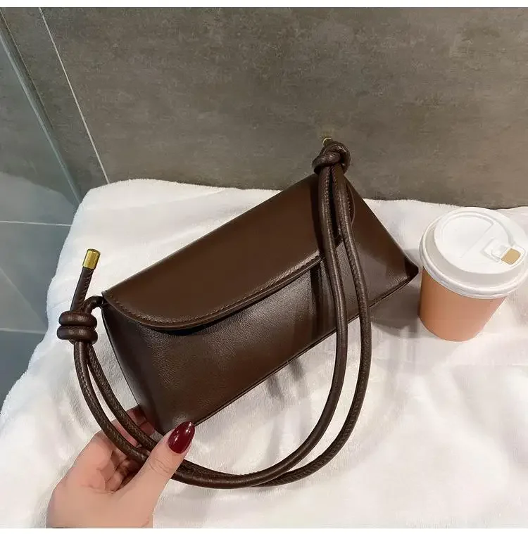 Internet celebrity retro small bag for women in autumn and winter, new trendy crossbody bag, fashionable one shoulder small bag