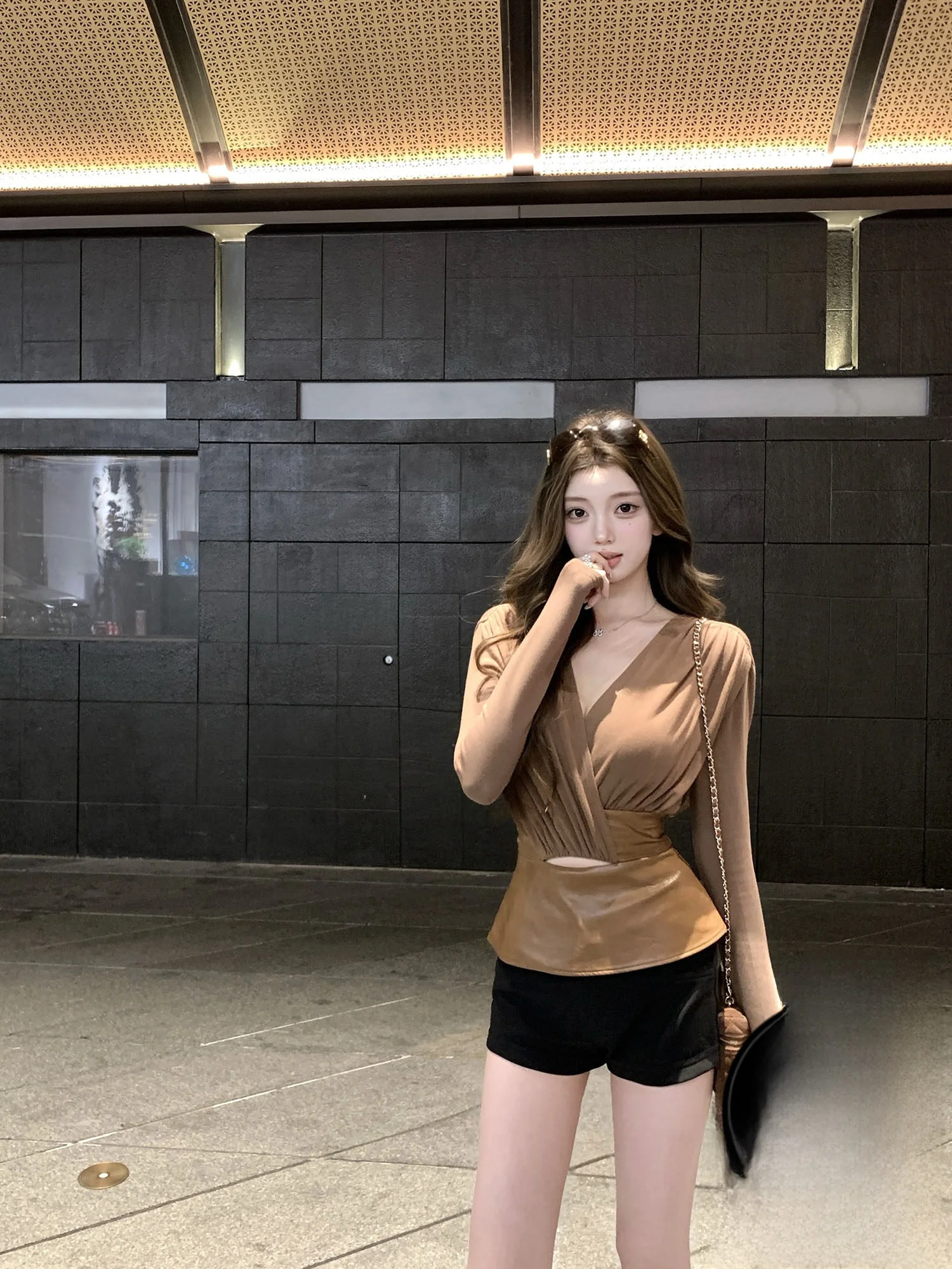 

Kubiliv Herman Curve V-ne T-irt Leather Splicing Hollow out Waist-cinching Long Sve Korean Sle Daily Wear for Girls