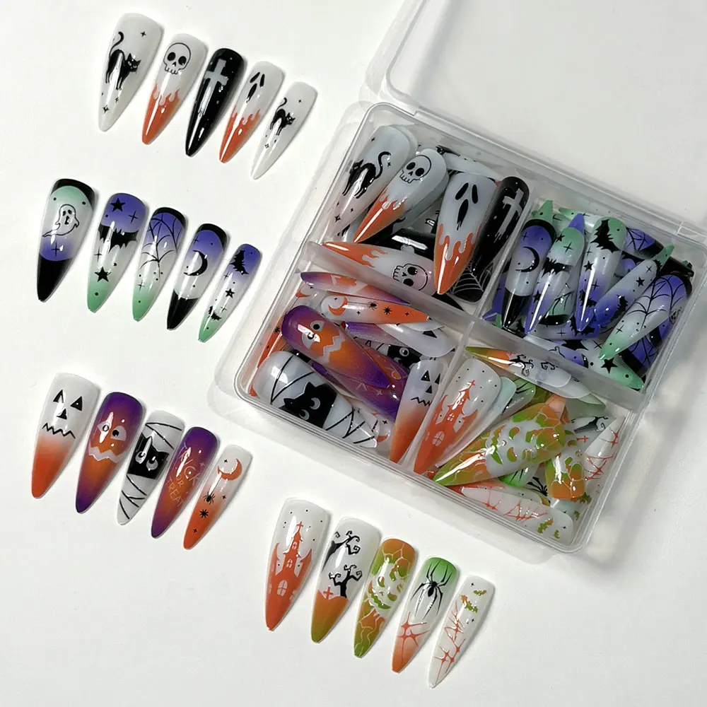 96 Stück leuchtende, im Dunkeln glänzende Halloween-Press-On-Nägel in der Form von langen Mandeln, mit 3D-Motiven wie Geistern, Kürbissen und Kreuzen, sowie Totenköpfen, als vollständige Nagelverlängerung für Partys. – Detail 1