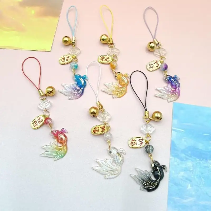Buntes Handyband mit Farbverlauf und Goldfisch-Motiv, inklusive kleiner Glöckchen-Anhänger, ein schönes Geschenk für Taschen und Rucksäcke. – Detail 1