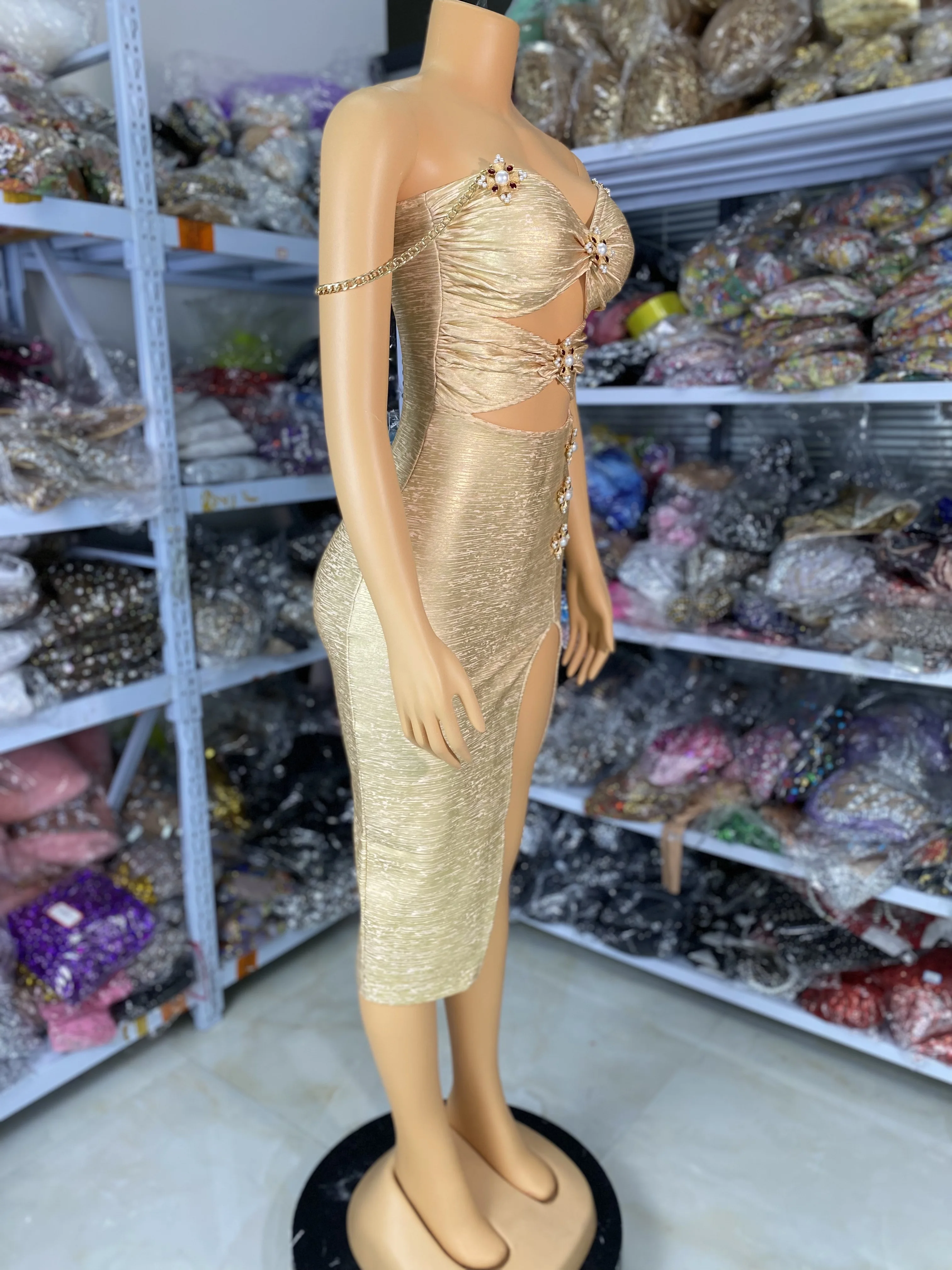 Sexy Metallkettenriemen Broning Gold Bandage Kleid Ausschnitt Diamanten Blumen Offenes Bein Knielanges Promi-Abend-Partykleid