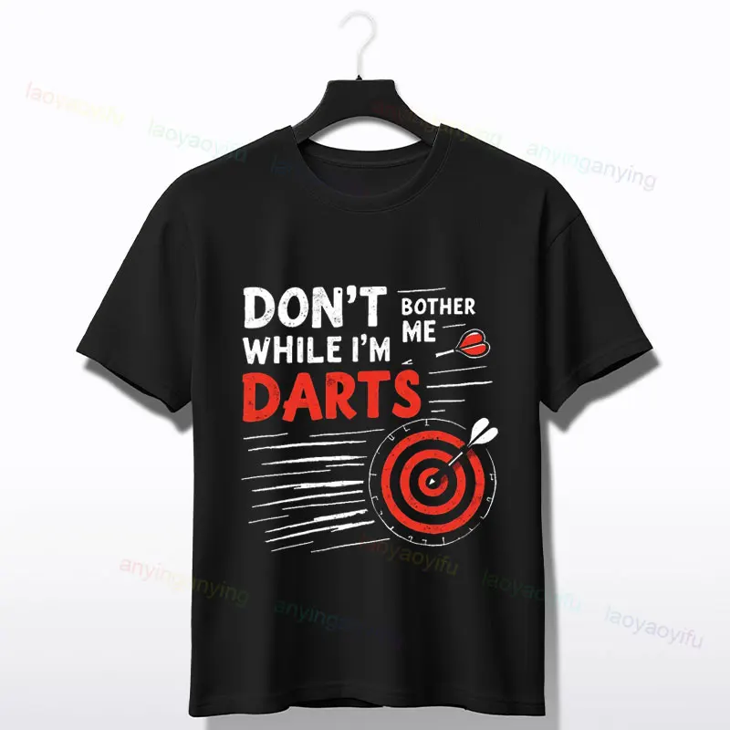 تي شيرت رجالي "ألعب السهام لأنني أحب ذلك ليس لأنني جيدًا في ذلك" تي شيرت جرافيك بأكمام قصيرة من القطن الخالص ملابس غير رسمية