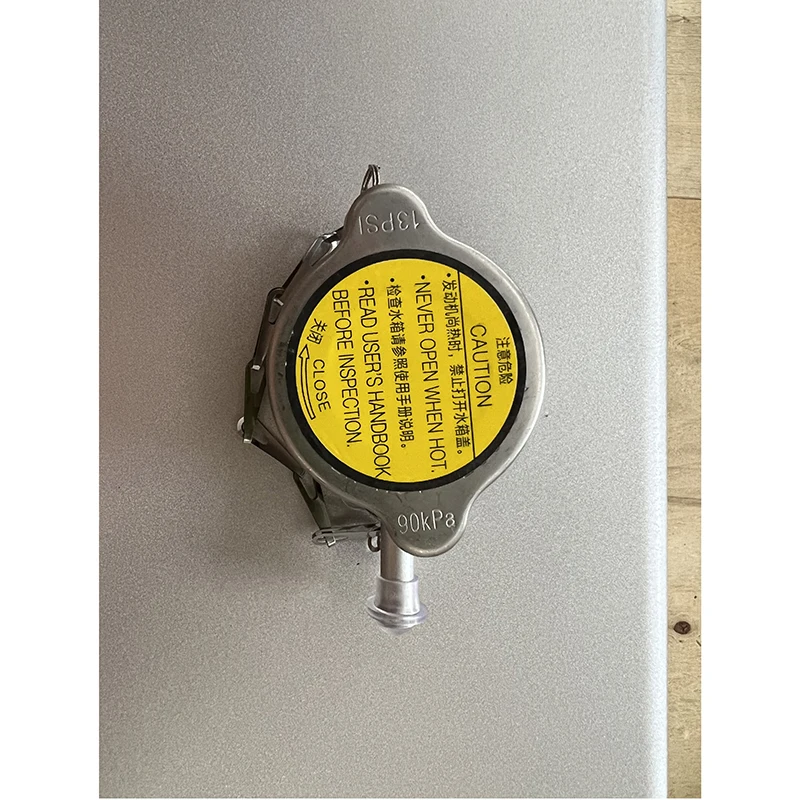 Marchio cinese 860572432    Il tappo dell'olio del serbatoio del serbatoio del serbatoio increspatto del serbatoio di sovratensione del carburante in alluminio dei ricambi auto del motore può nuove condizioni