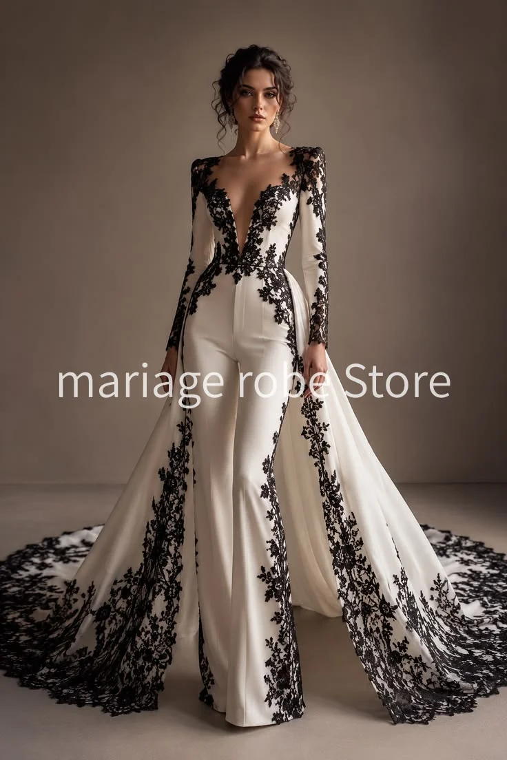 Schwarz-weißer Gothic-Jumpsuit Hochzeitskleid mit abnehmbarer Schleppe, Spitzenapplikation, langen Ärmeln, Brautkleid, Hosenanzug, maßgeschneidert