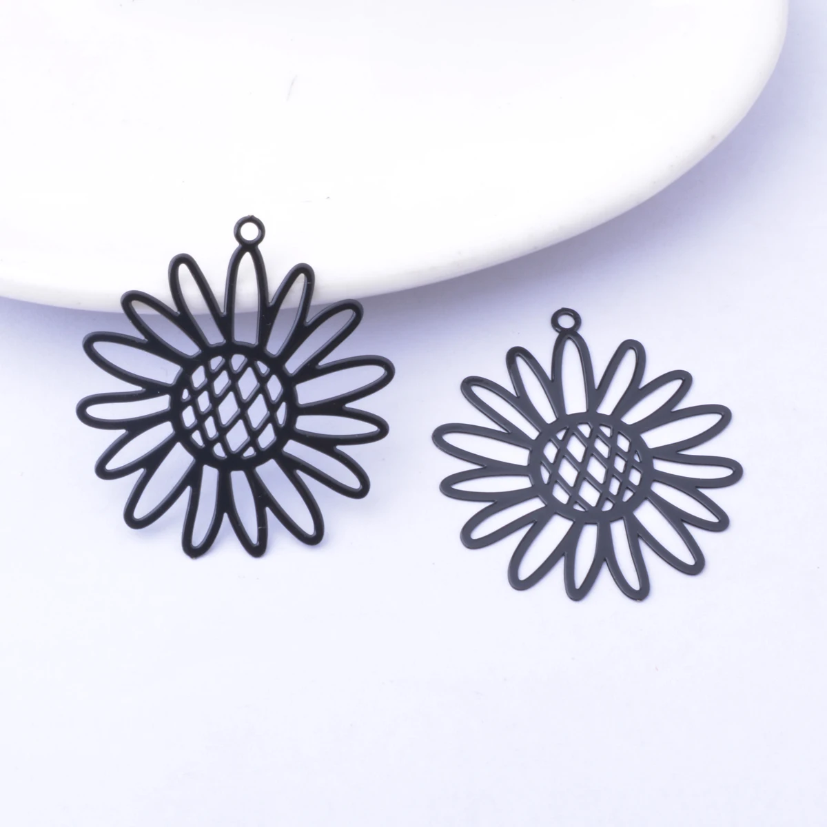 30 Stück AB7796 Bunte Sonnenblumen-Anhänger Filigran Messing Ohrstift Goldfarben Anhänger DIY Schmuckzubehör – Detail 8