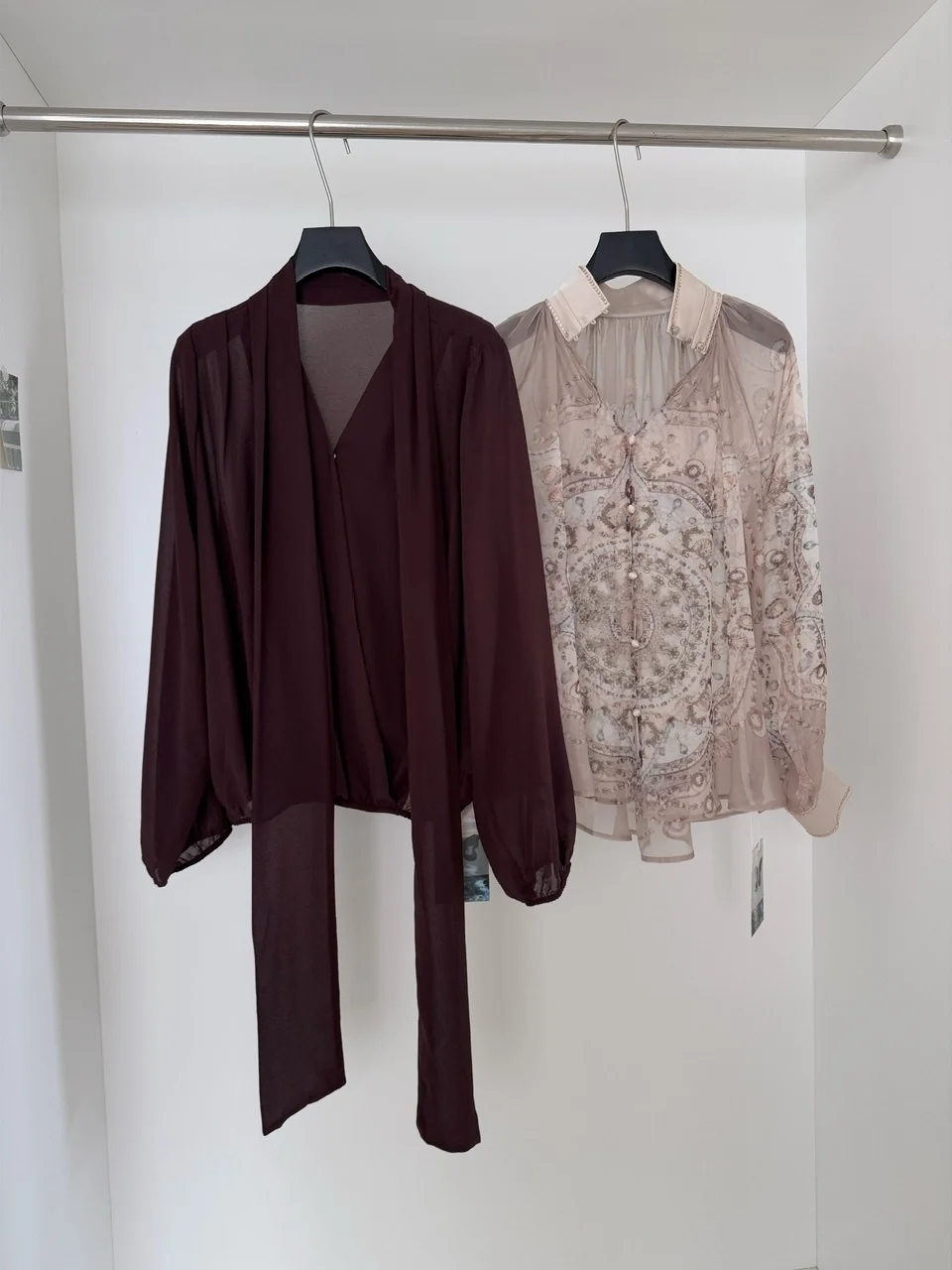 Faionable da donna allentata stampata europea con abbellimento di diamanti, colletto rialzato dimagrante, top con bottone singolo per l'autunno