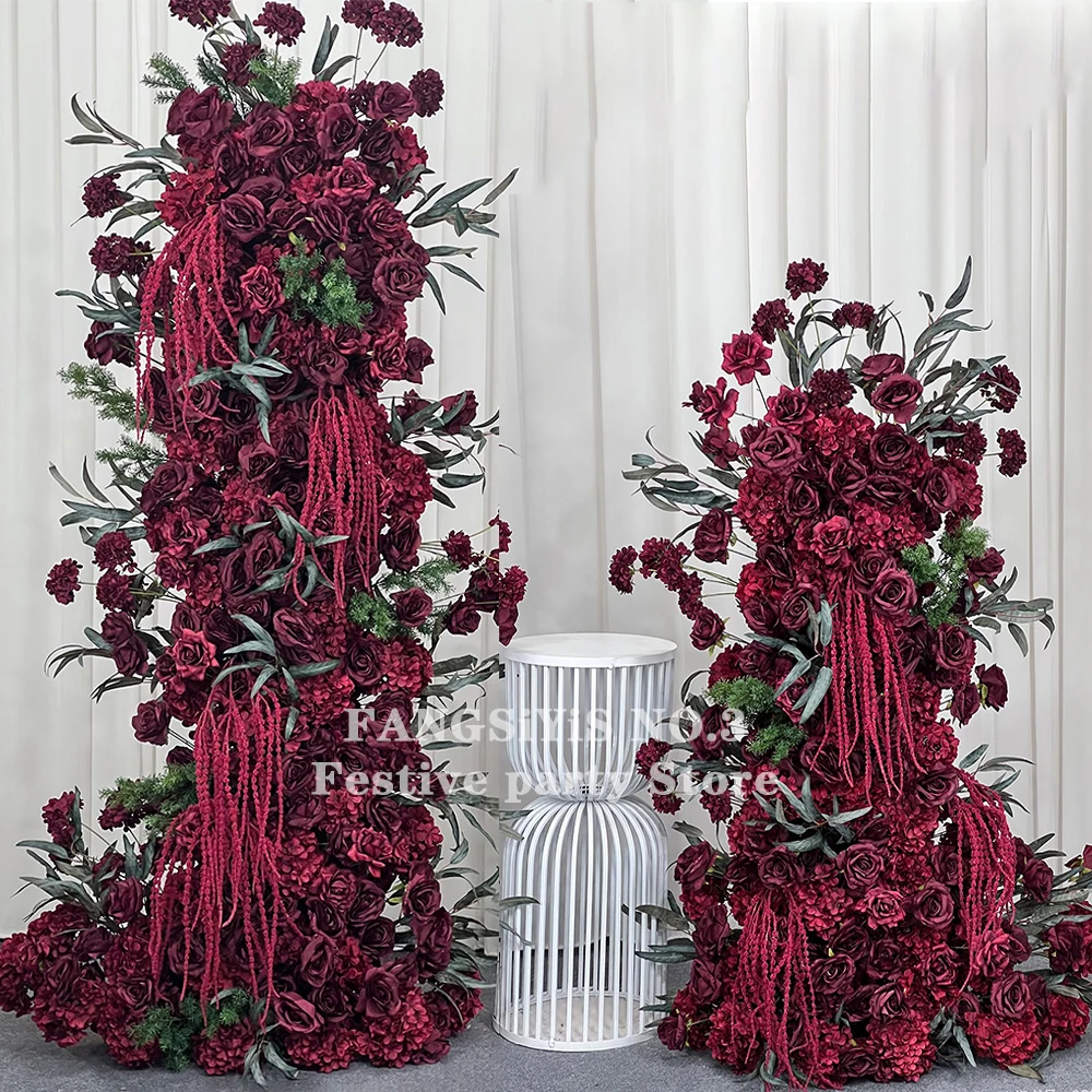 composizione-floreale-artificiale-di-lusso-con-rose-rosse-borgogna-e-amaranti-per-decorazioni-di-matrimoni-archi-palchi-e-cerimonie