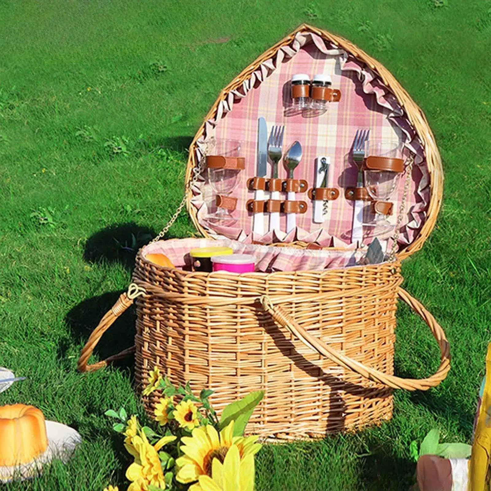 Picnic Basket with Lid Handmade Heart Shape Woven Basket Storage Basket with Handles for Party Outdoor Barbecue Fruits Food