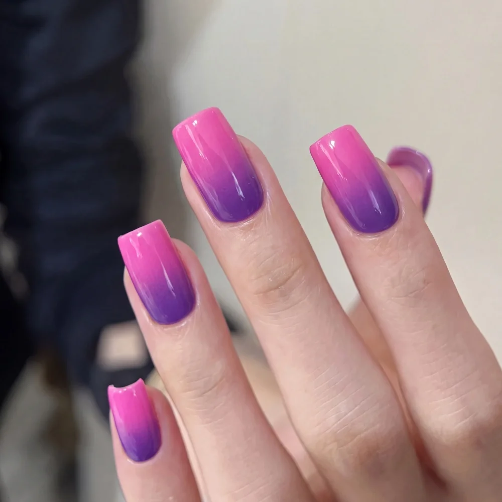 Visuatia temperature-sensitive nail polish changes from rose red to purple depending on the ambient temperature, resulting in a very different nail surface effect. The colloid has excellent spreadability, making it eas
