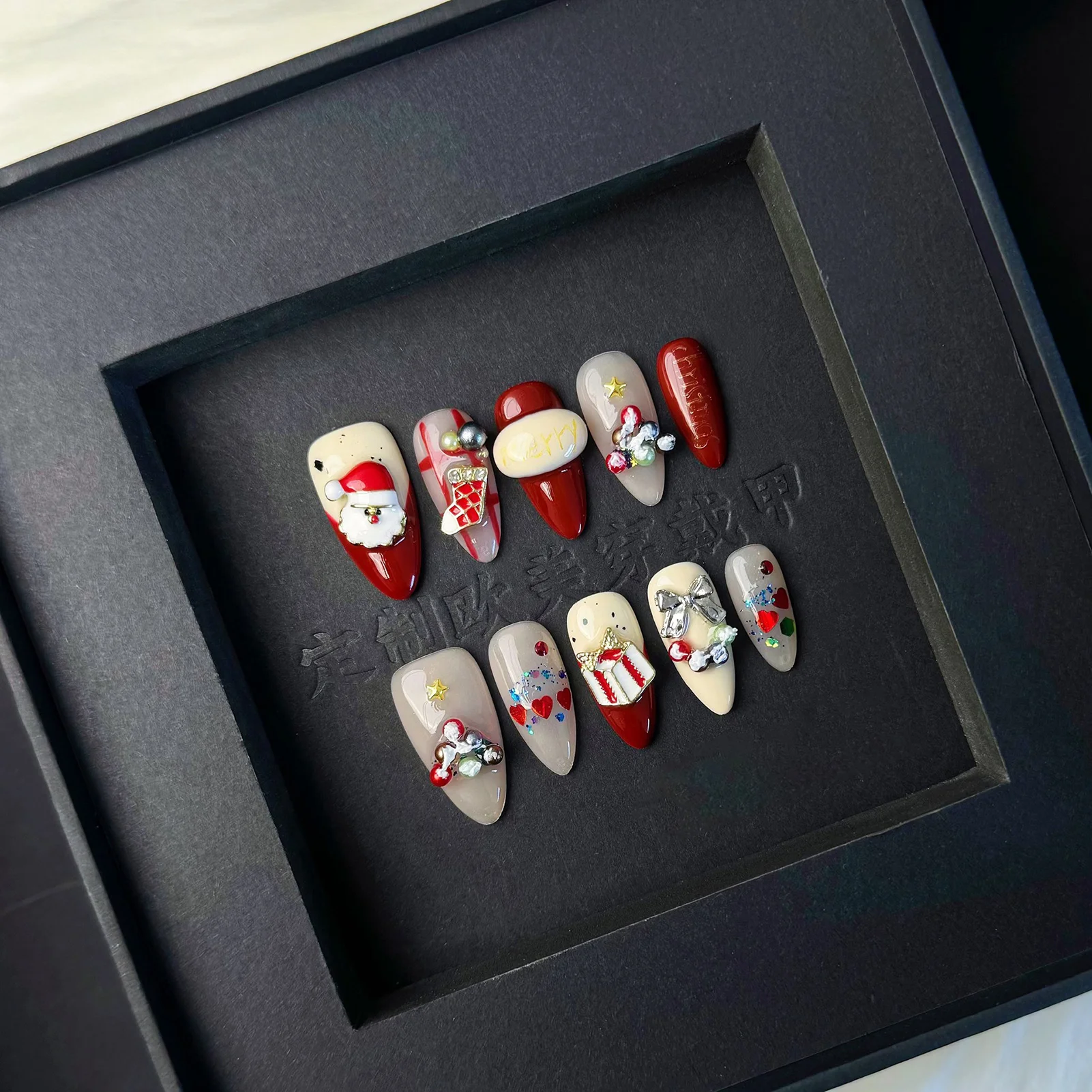 

10 шт., накладные ногти с рисунком Санта-Клауса, красные, во французском стиле, простые миндалевидные накладные ногти ручной работы, с Новым годом, очаровательные накладные ногти