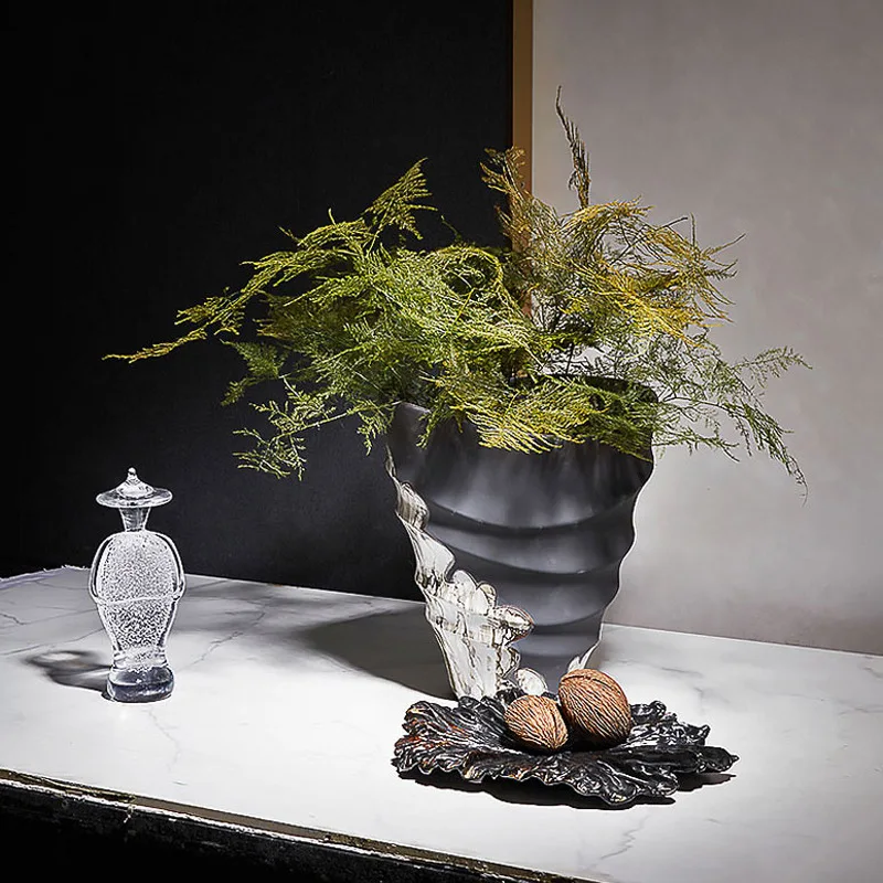 Moderne neue chinesische Vase mit großem Durchmesser, spiralförmiges Kunstblumenarrangement, Tischdekoration für Esstisch und Couchtisch.