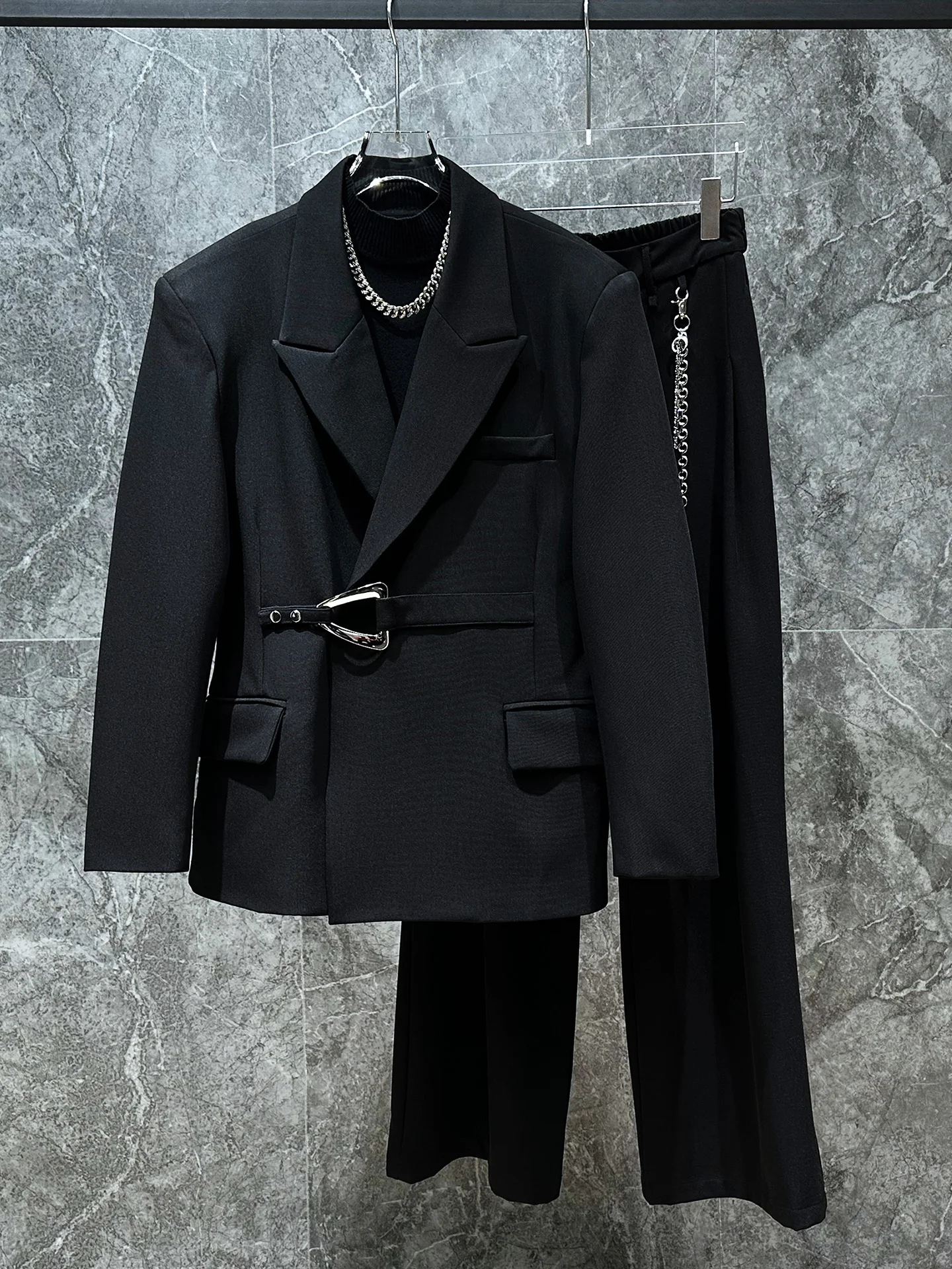 

Модный мужской черный пиджак с металлическим декором, приталенный, легкий, в корейском стиле, повседневный, осенний, люксовый дизайн