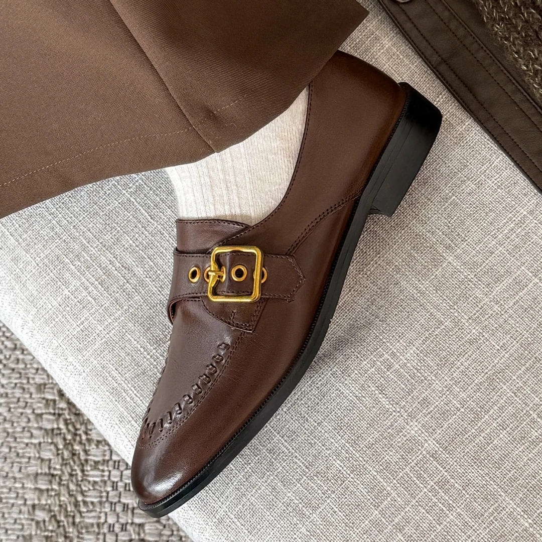 حذاء بدون كعب نسائي من Danxuefei مصنوع من جلد البقر بمقدمة مستديرة وإبزيم معدني سهل الارتداء حذاء بدون كعب عالي الجودة ناعم ومريح