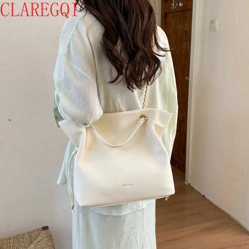 A niche high-end chain tote bag that is versatile in summerrelaxed andfashionable for commutinga shoulder bagand a crossbody bag