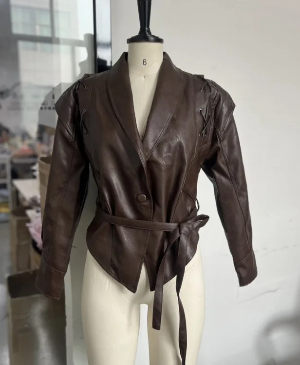 แจ็คเก็ตหนังแขนยาวคอปกแบบมีเข็มขัดสำหรับผู้หญิง ฤดูใบไม้ร่วง-ฤดูหนาว 2025 รุ่นใหม่ ดีไซน์หรูหรา ทรงเข้ารูป สวยงาม มีสีน้ำตาล ดำ เทาให้เลือก